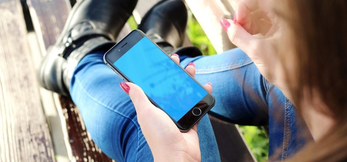 试卷网 App 主界面在手机屏幕上展开，米色纸张质感背景里排列着年级学科筛选栏与今日推荐试卷卡片，整体呈现复古温暖的橄榄绿与陶土橙配色
